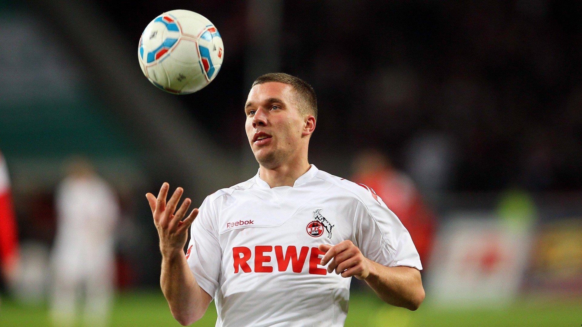 安菲尔德震撼全场！五万球迷合唱你永远不会独行致敬传奇告别战