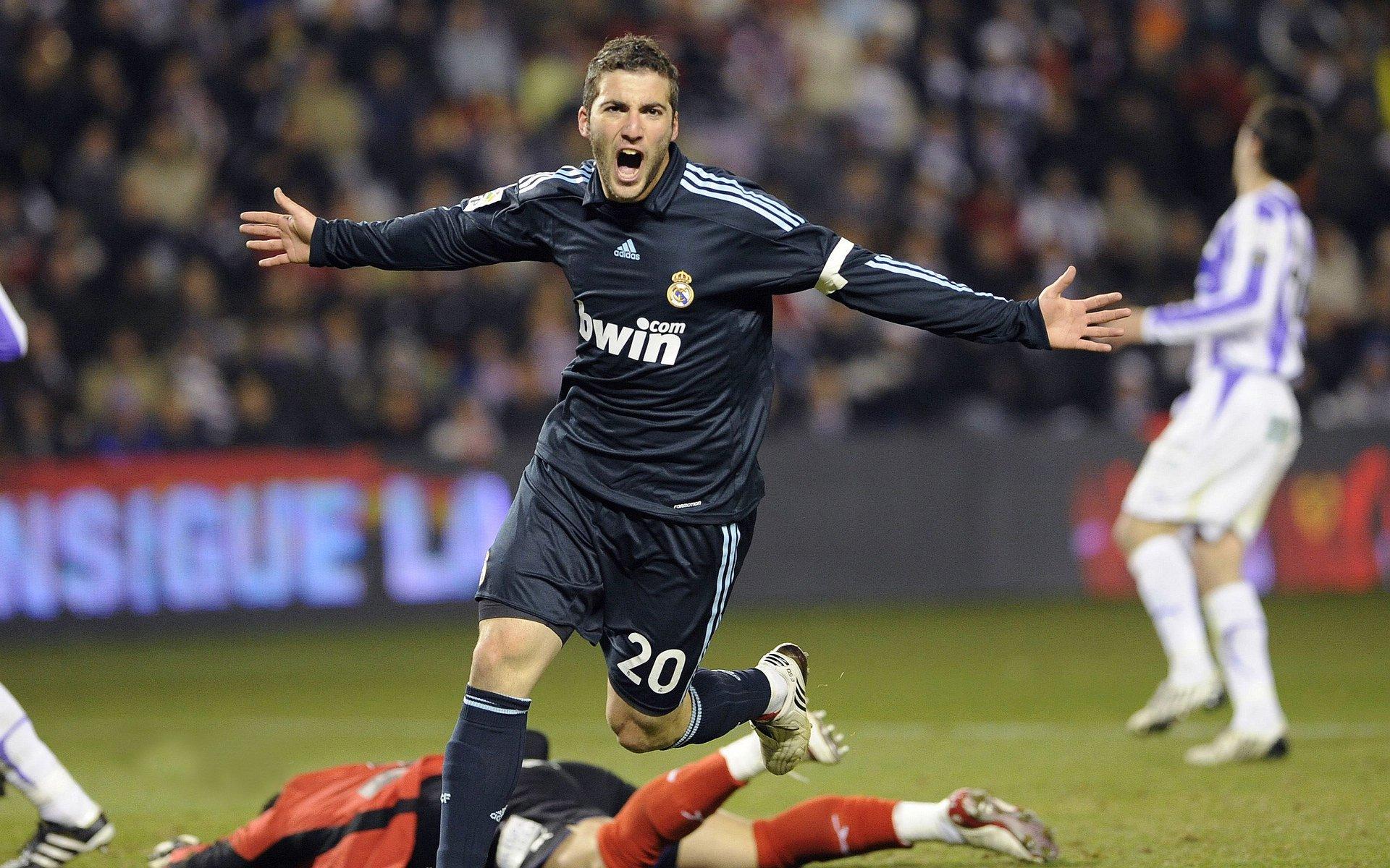 绿茵奇缘！南北双雄同日上演绝平好戏，宿命对决惊现镜像比分